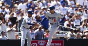 En la foto, Freddy Freeman tras batear un jonrón