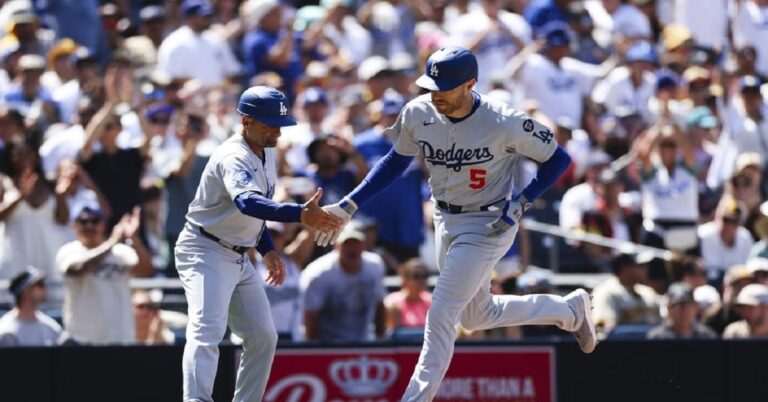 En la foto, Freddy Freeman tras batear un jonrón