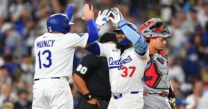 En al foto, Max Muncy y Teoscar Hernández