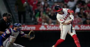 En la foto, ZAch Neto conecta jonrón en triunfo de los Angelinos sobre los Dodgers