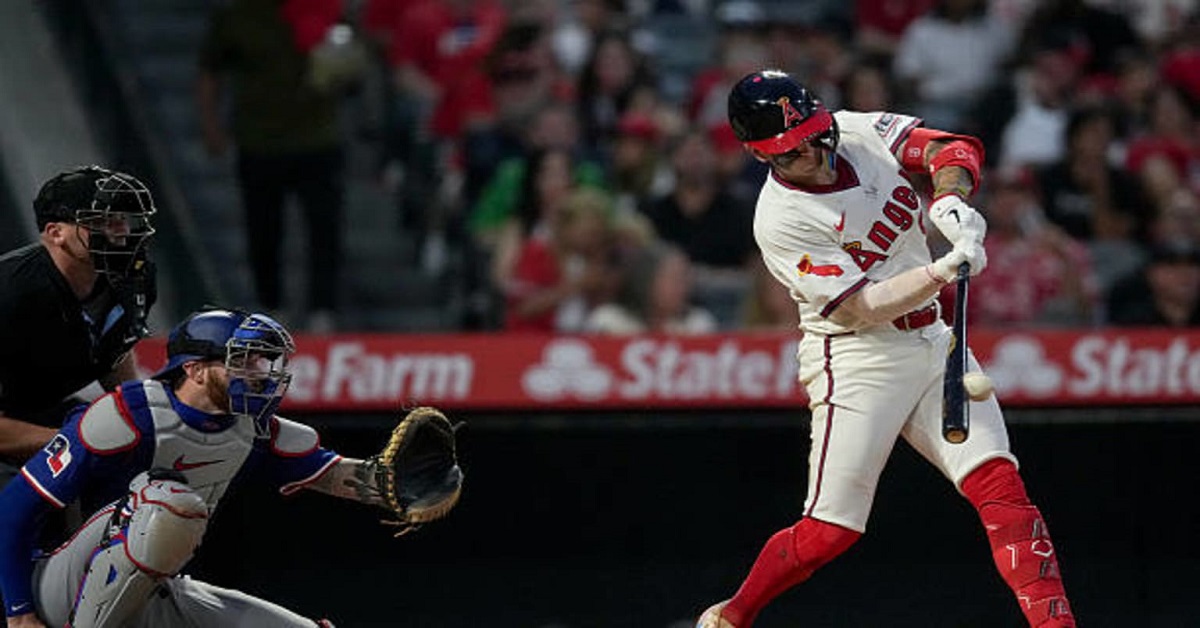 En la foto, ZAch Neto conecta jonrón en triunfo de los Angelinos sobre los Dodgers
