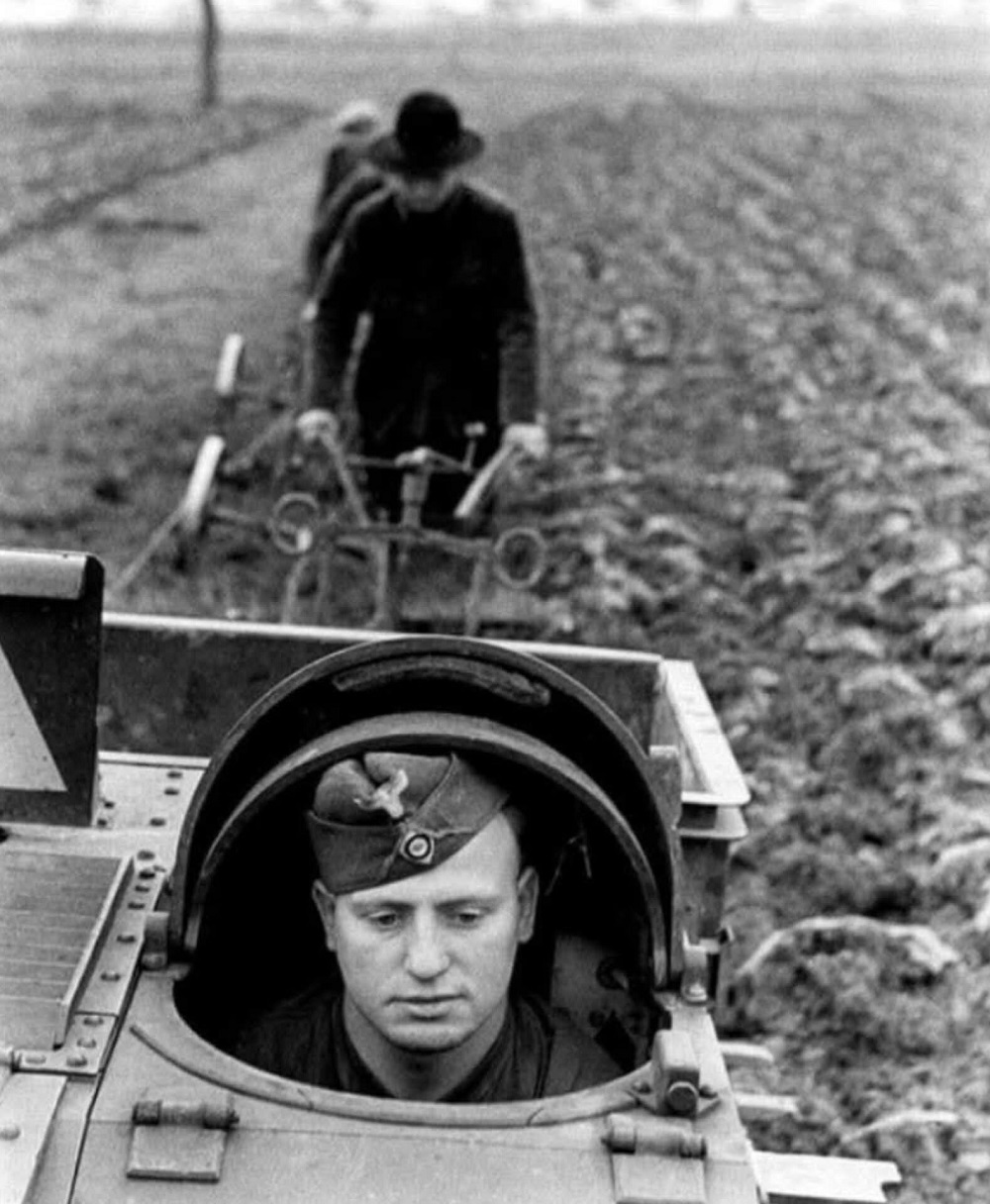 En la foto, un soldado ocupante ayuda a arar a un campesino con un vehículo de guerra