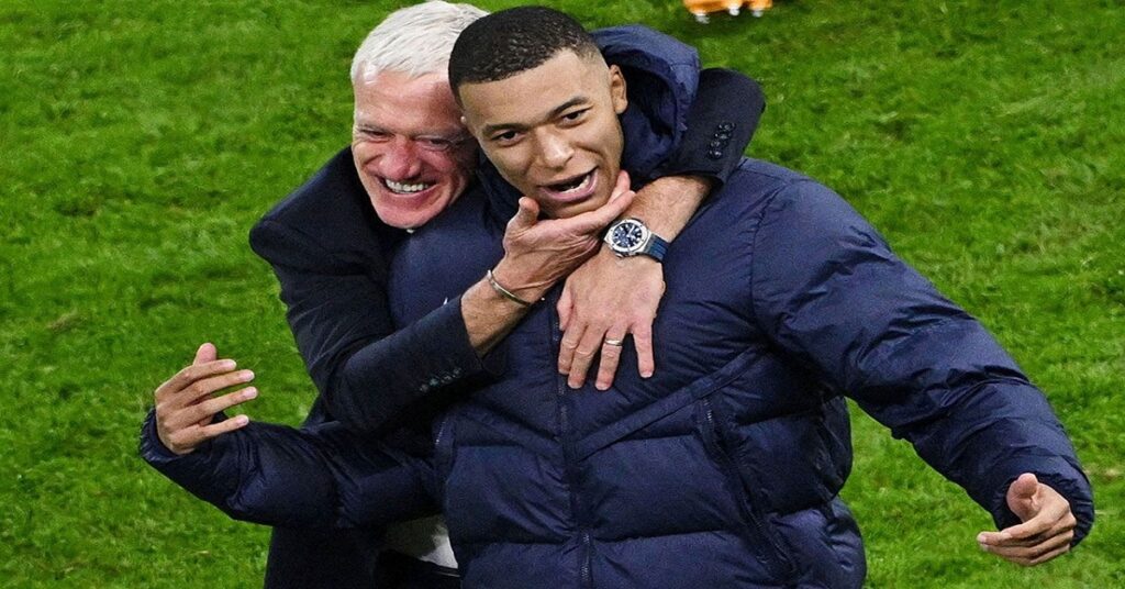 En la foto, Deschamps y Mbappé