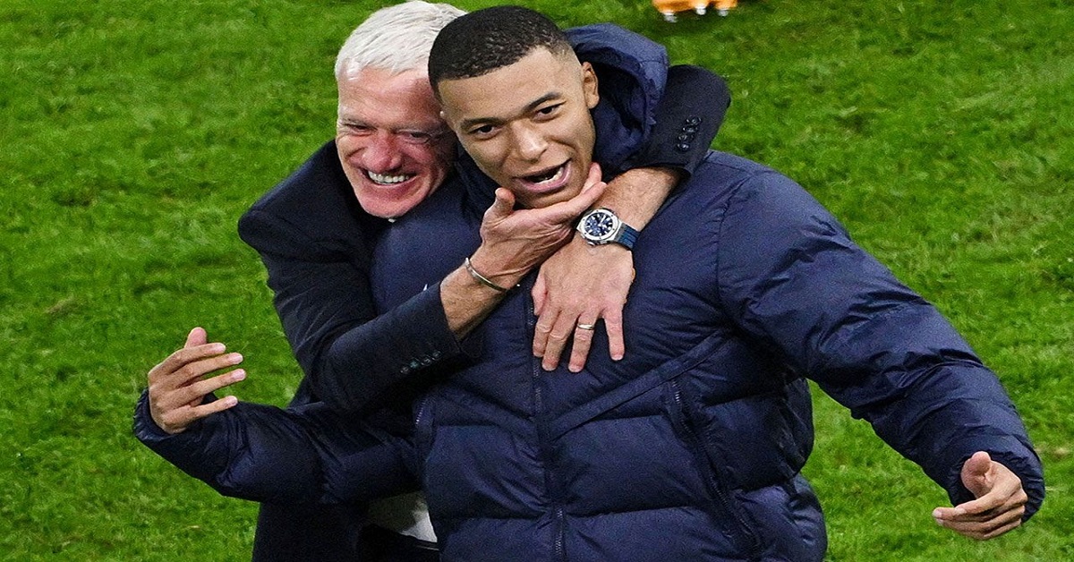 En la foto, Deschamps y Mbappé