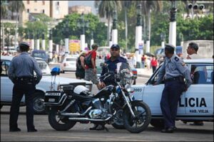 En la foto, policías vigilan en La Habana