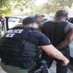 En la foto, agentes del ICE arrestan a migrantes en La Florida