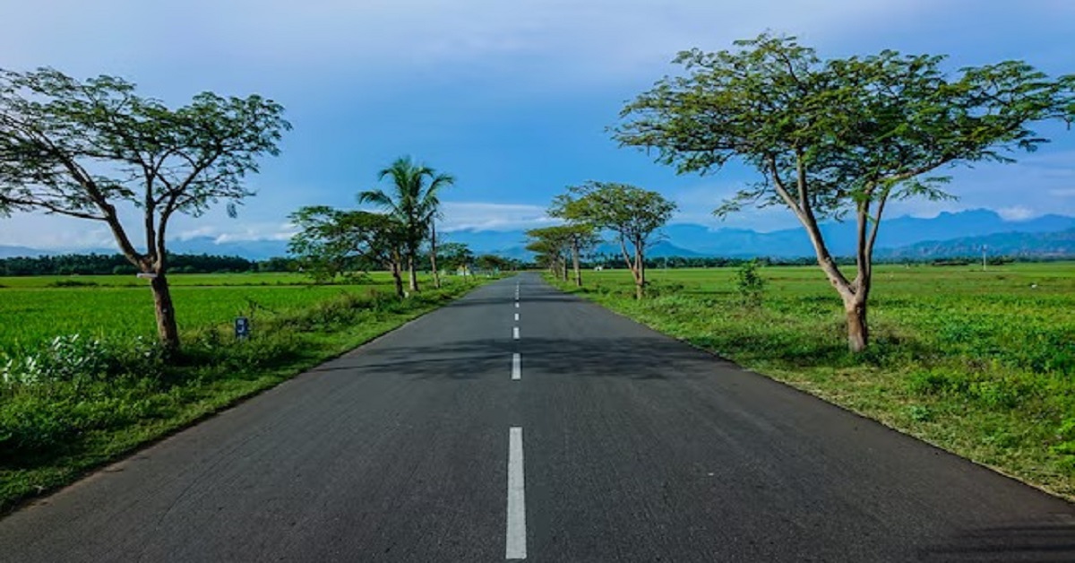 En la foto, un paisaje de campo con una carretera