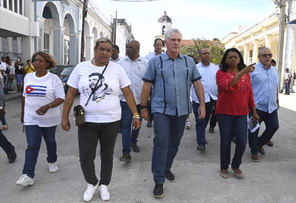 En la foto, el presidente cubano 'recorre' lugares de La Habana