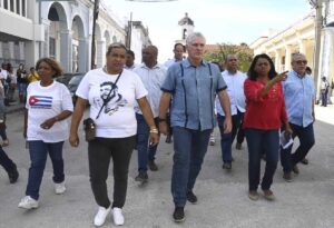 En la foto, el presidente cubano 'recorre' lugares de La Habana