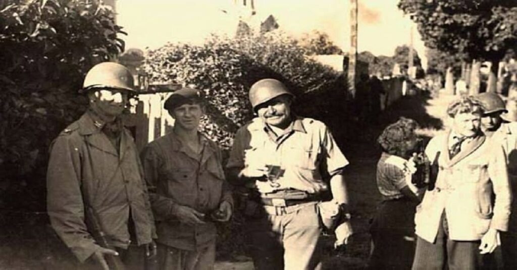 En la foto, Hemingway en el Hotel Ritz