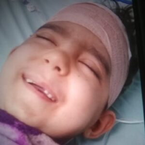 En la foto, el niño que espera la válvula