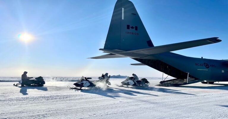 En la foto, tropas en los ejercicios militares en Alaska