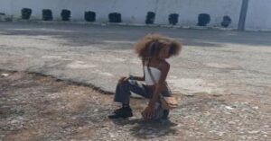 En la foto, la hija de Maikel Osorbo fuera de la prisión