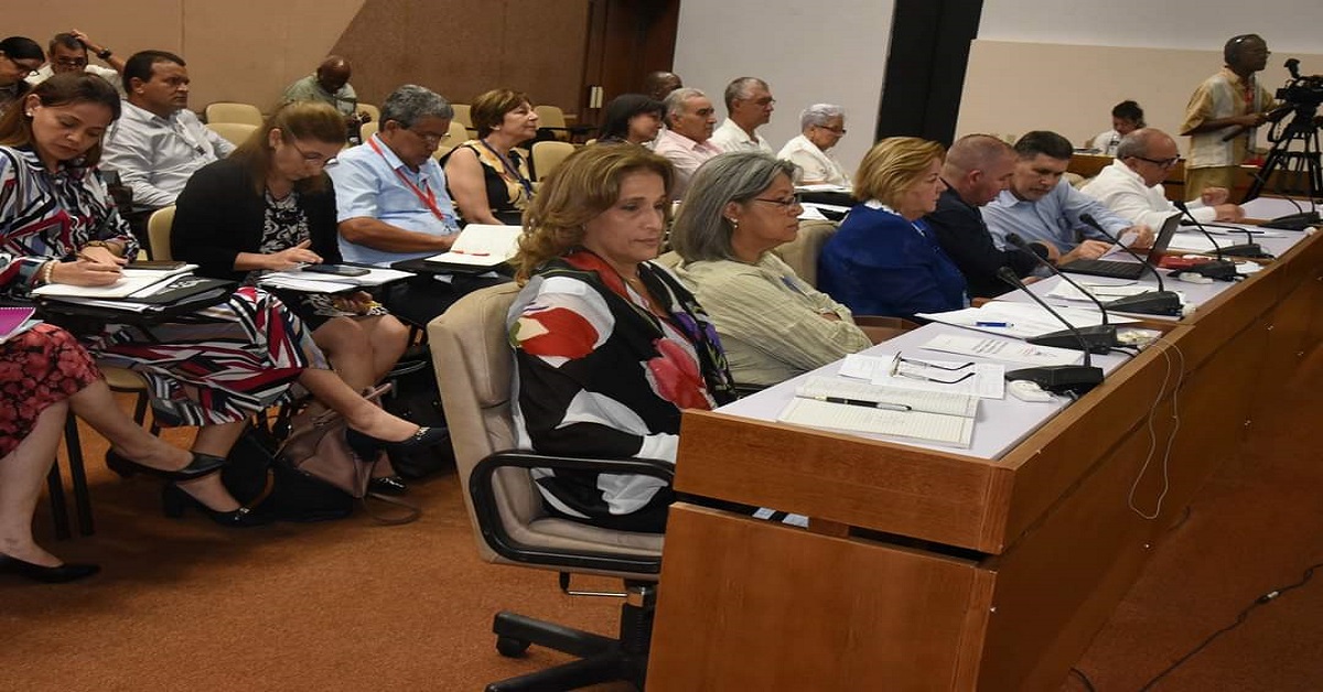 En la foto, ministros de Cuba en una sesión