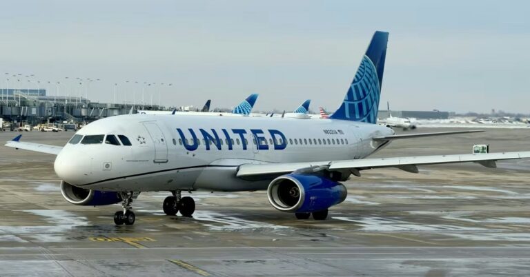 En la foto, un avión de United en un aeropuerto