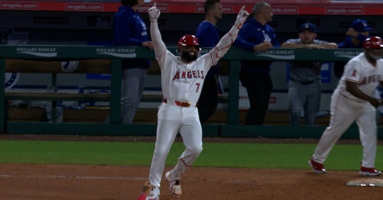 En la foto, momento en que los Angels dejan tendidos a los Dodgers