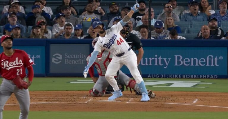 En la foto, Andy Pagés conecta jonrón ante Cincinnati