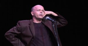 En la foto, el humorista cubano Osvaldo Doimadiós