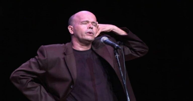 En la foto, el humorista cubano Osvaldo Doimadiós