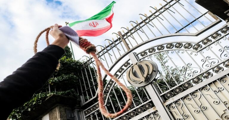 En la foto, una soga y la bandera de irán