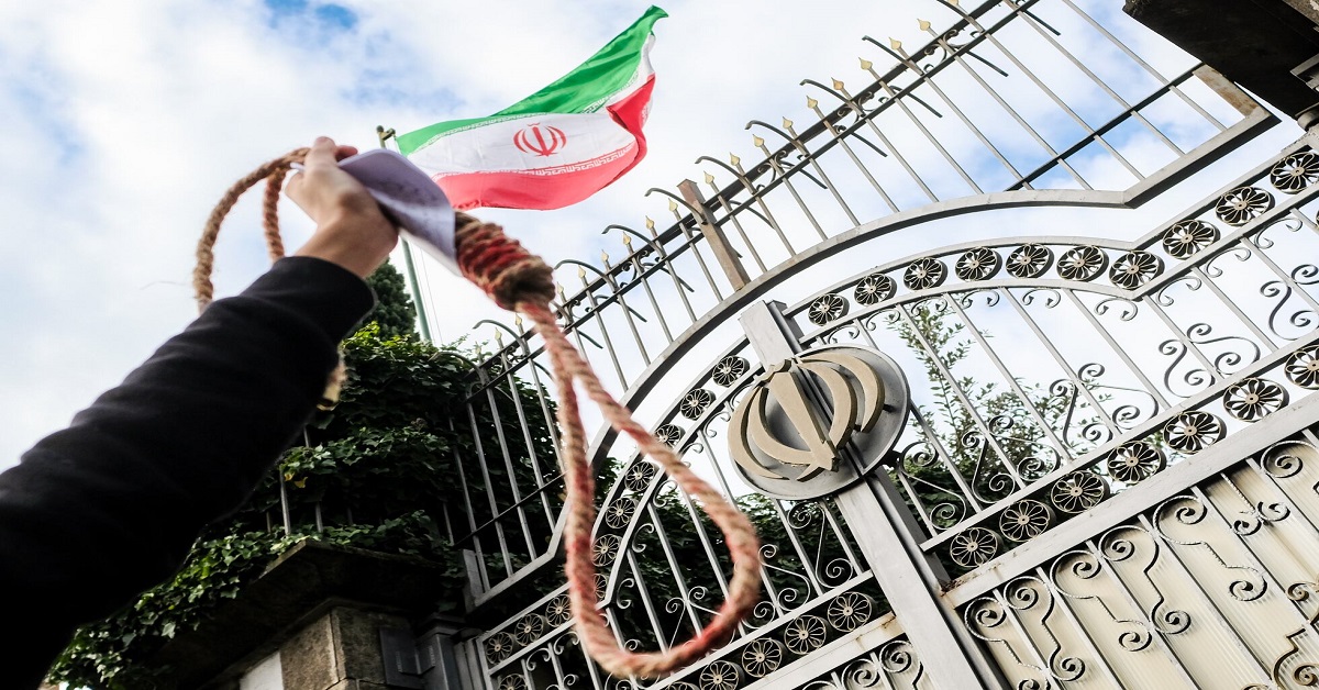 En la foto, una soga y la bandera de irán