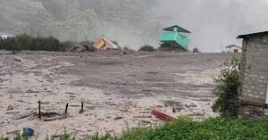 En la foto, la avalancha en el Himalaya indio