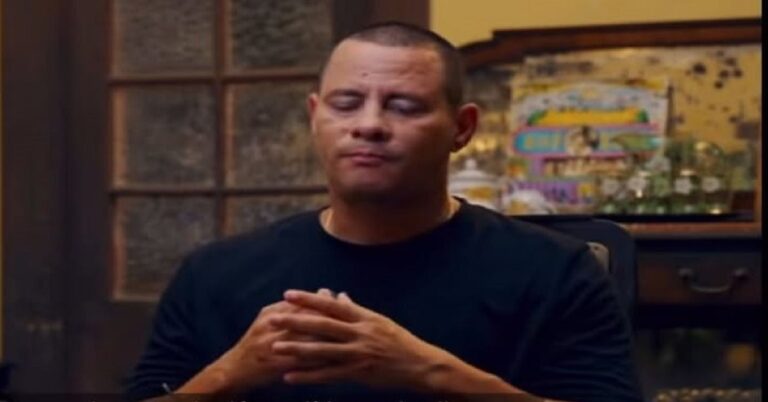 En la foto, Israel Rojas se lamenta durante una entrevista