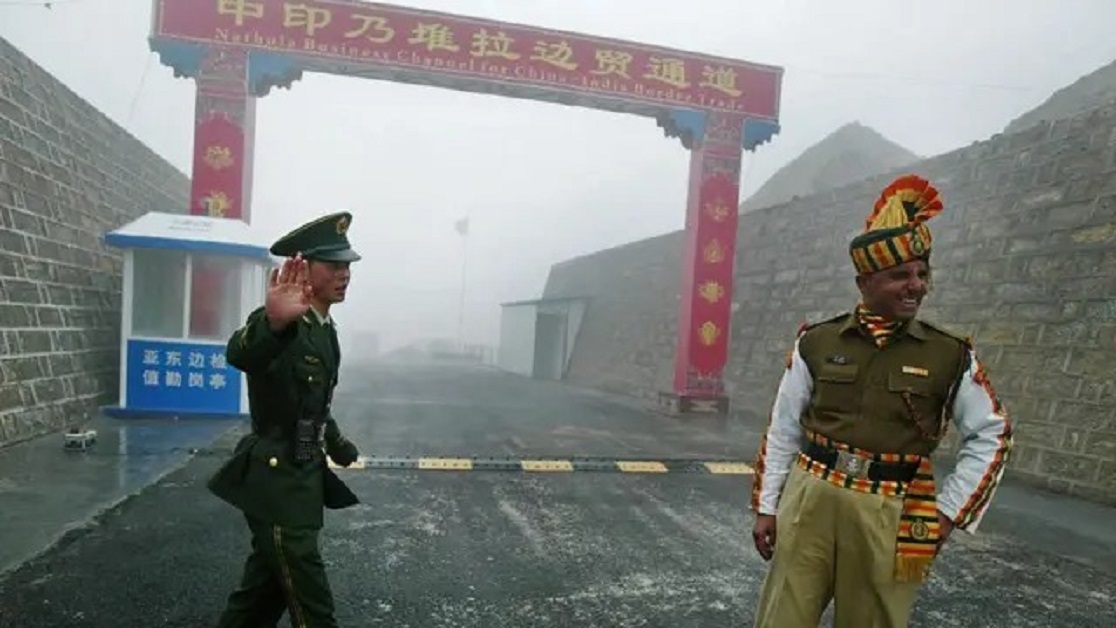 En la foto, un paso fronterizo entre China y la India