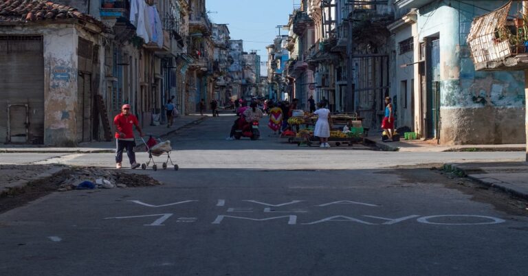 En la foto, una calle de Cuba