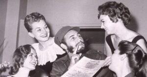 En la foto, Fidel Castro rodeado de jovencitas