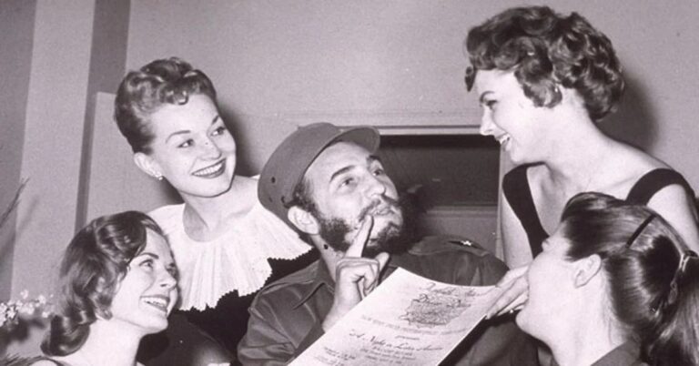 En la foto, Fidel Castro rodeado de jovencitas