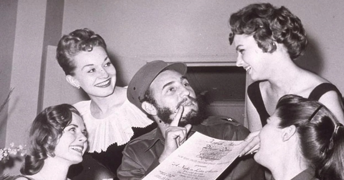 En la foto, Fidel Castro rodeado de jovencitas