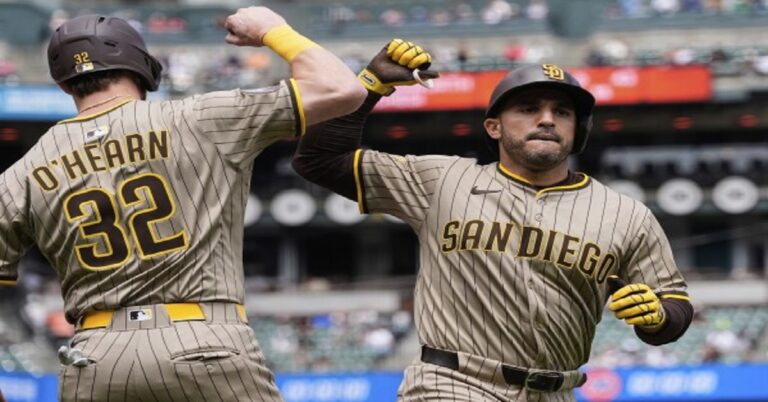 En la foto, Ramón Laureano pega jonrón ante Giants