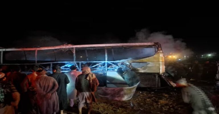En la foto, el autobus accidentado