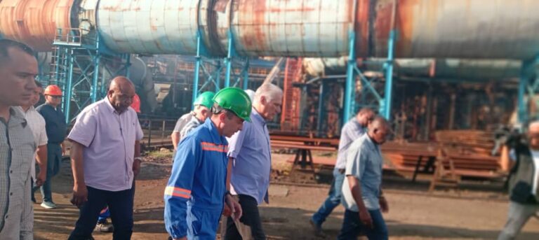 En la foto, Miguel Díaz-Canel camina por la errumbosa CTE Habana, la víspera