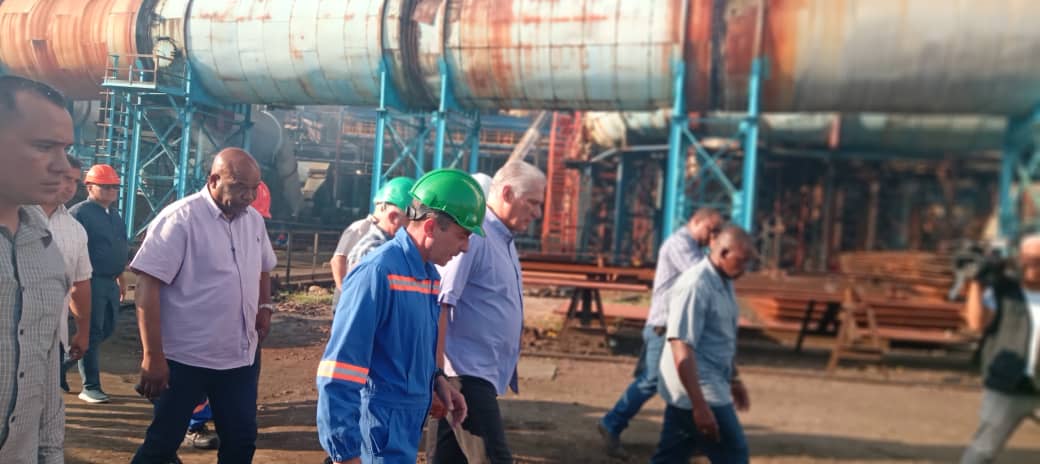 En la foto, Miguel Díaz-Canel camina por la errumbosa CTE Habana, la víspera