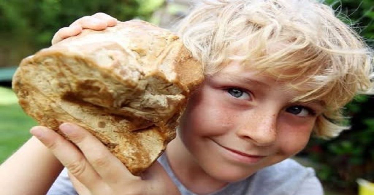 En la foto, el pequeño Charlie Naysmith con su 'caca de ballena'