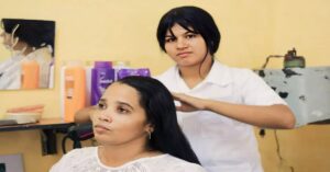 En la foto, una joven cubana trabaja arreglando pelo