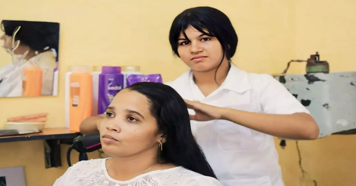 En la foto, una joven cubana trabaja arreglando pelo