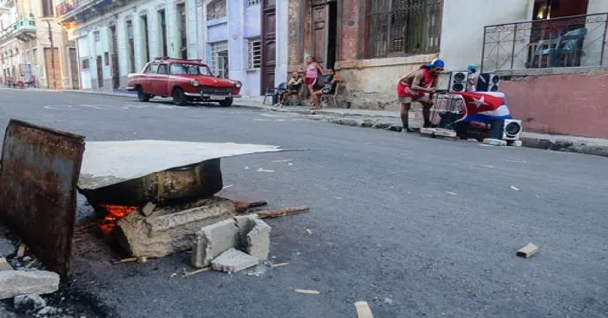 En la foto, una escena de una calle habanera