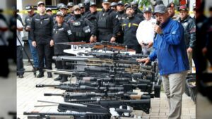 En la foto, Diosdado Cabello muestra las supuestas armas conficadas