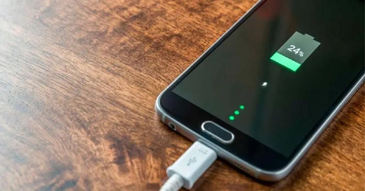 En la foto, un celular cargando