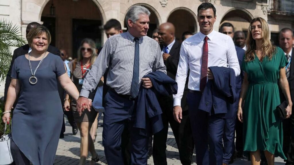 En la foto, las parejas que dirigen a España y Cuba durante una visita de Pedro Sánchez a La Habana