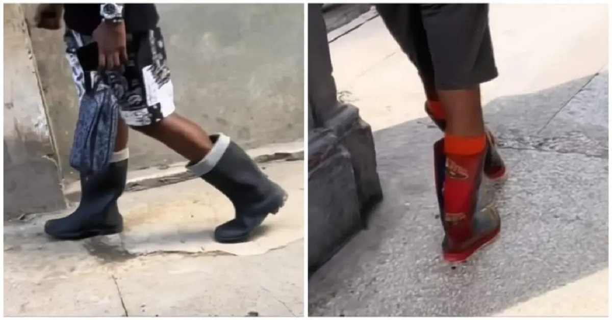 En la foto, hombres con botas de agua en La Habana
