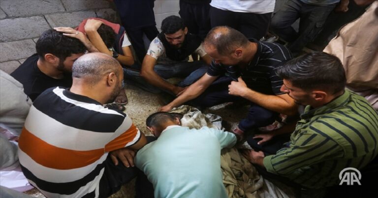 En la foto, hombres lamentan la muerte de una persona en Gaza