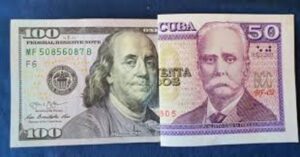En la foto, un billete de a dólar y un billete cubano