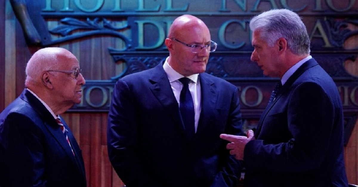 En la foto, Ricardo Cabrisas, el viceprimer ministro de la Federación de Rusia, Dmitry Chernyshenko, y Miguel Díaz-Canel en un encuentro de negocios en La Habana en 2023