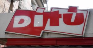 En la foto, un letrero de antiguo Ditú