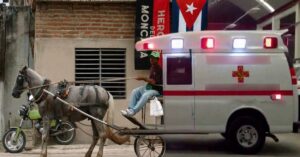 En la foto, una ambulancia cubana