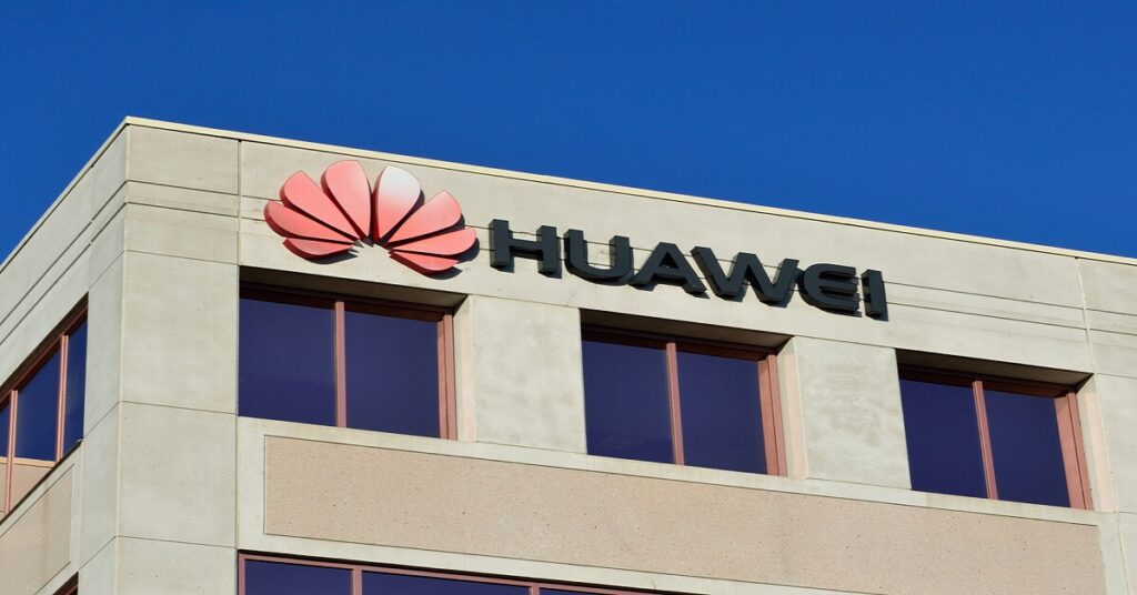 Huawei facturó casi 60 mil millones de dólares en el primer semestre 4 En la foto, un local de Huawei